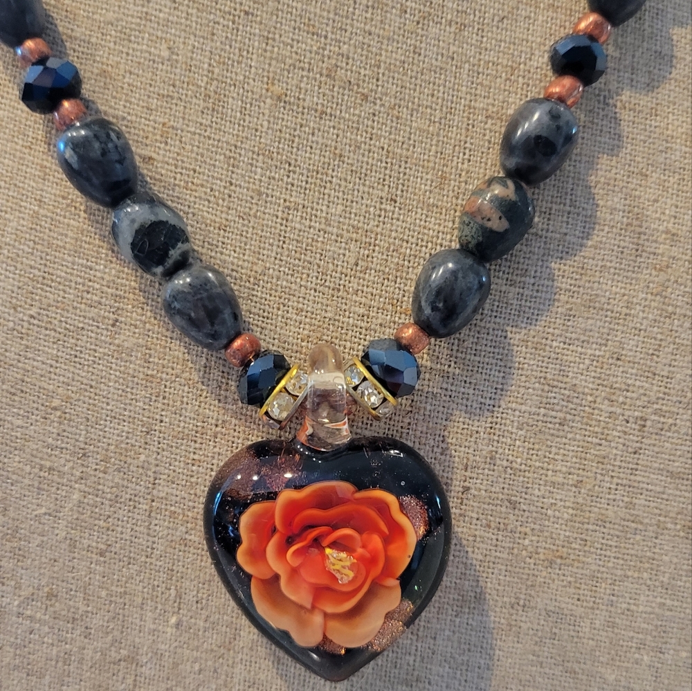NATURAL STONE AND GLASS HAND WITH FLOWER NECKLACE 18" LONG
